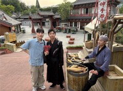 正在社交上分享道：“这是正在高铁上赏识现场